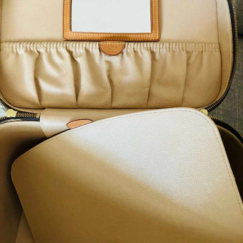 Louis Vuitton Monogram Brown Vanity Case with Gold Chain Strap - Picture 3 of 16